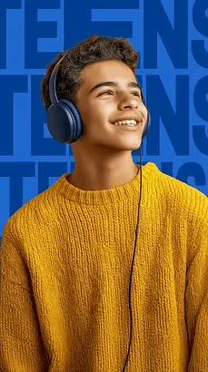 Adoslecente pardo, sorrindo, com blusa amarela e um headphone nos ouvidos