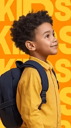 Foto de perfil garoto negro, sorrindo, com blusa amarela e mochila preta nas costas