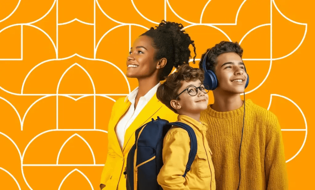 Três pessoas em uma foto, uma mulher negra com blazer amarelo com cabelo amarrado em um coque alto, adolescente com blusa amarela e um headphone na cabeça, garoto jovem de oculos com armação redonda e preta com um mochila azul nas costas